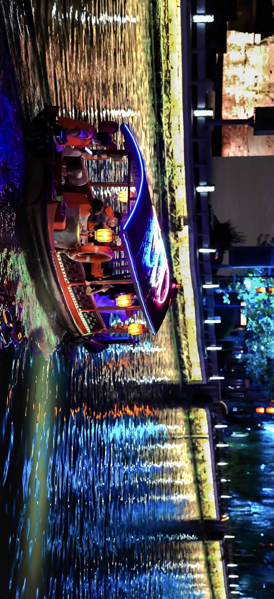 夜晚河上的船 有灯光