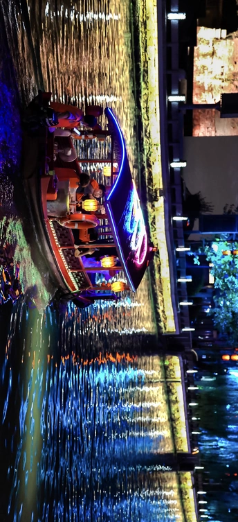 夜晚河上的船 有灯光