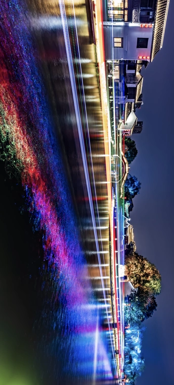 夜晚城市照片 有彩色灯光和水中的倒影