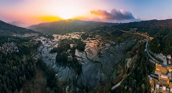 太阳正在落山 一座山上的城镇。