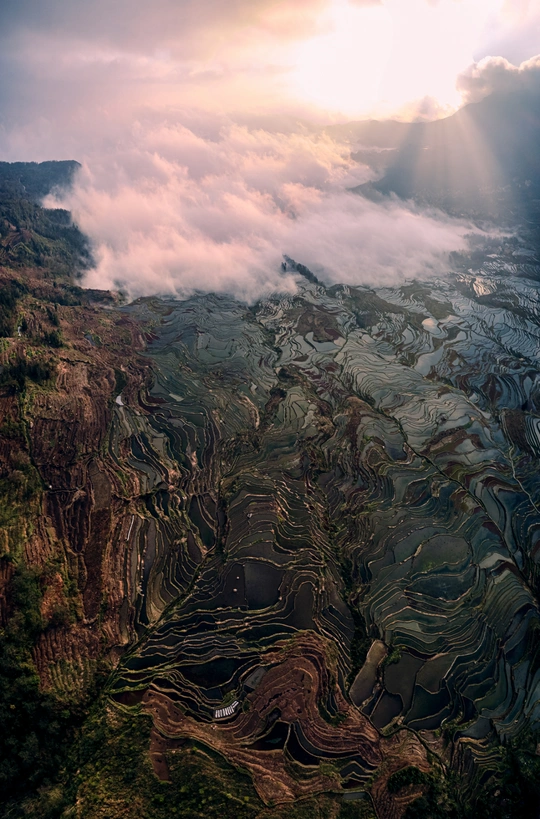 山脉、云层和一条河的风景 aerial photo