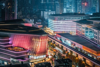 恒隆广场VS武商MALL。