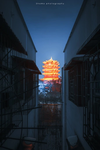 楼中窥楼。