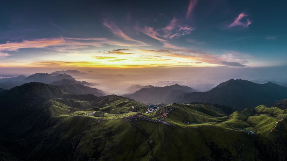 美丽的山景 阳光照耀在山顶上