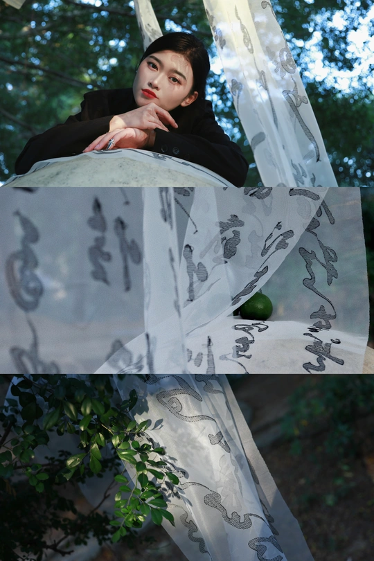 一个男人和一位年轻女子站在窗前 窗帘和雨伞在旁边。