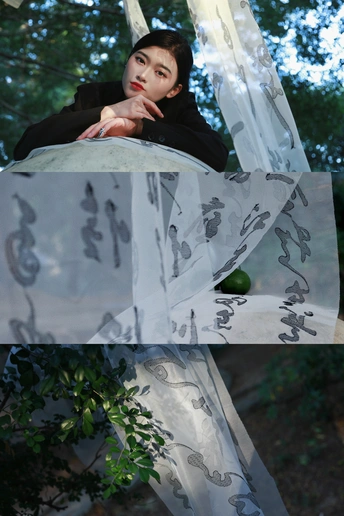 一个男人和一位年轻女子站在窗前 窗帘和雨伞在旁边。