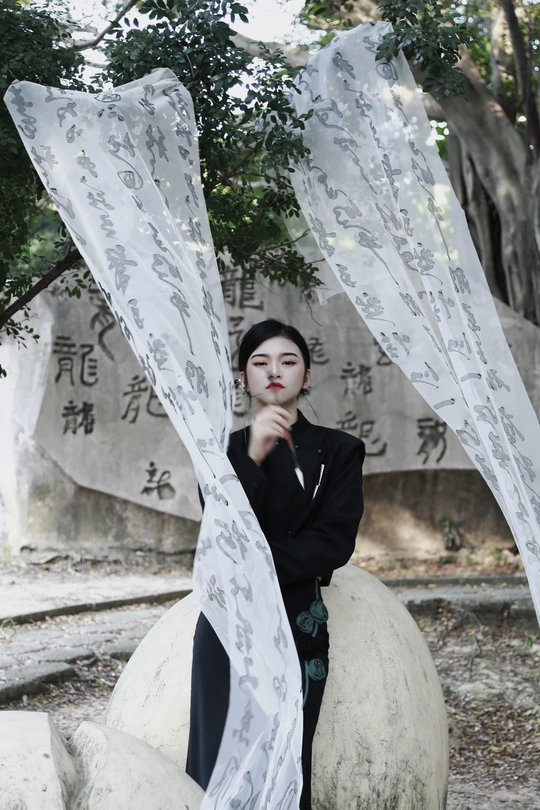 一个年轻女子坐在一张白床单下