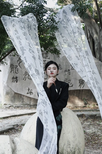 一个年轻女子坐在一张白床单下