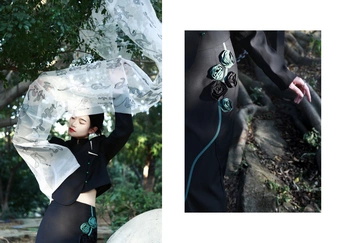 一位穿着黑色连衣裙的女人举着一个塑料袋在头上