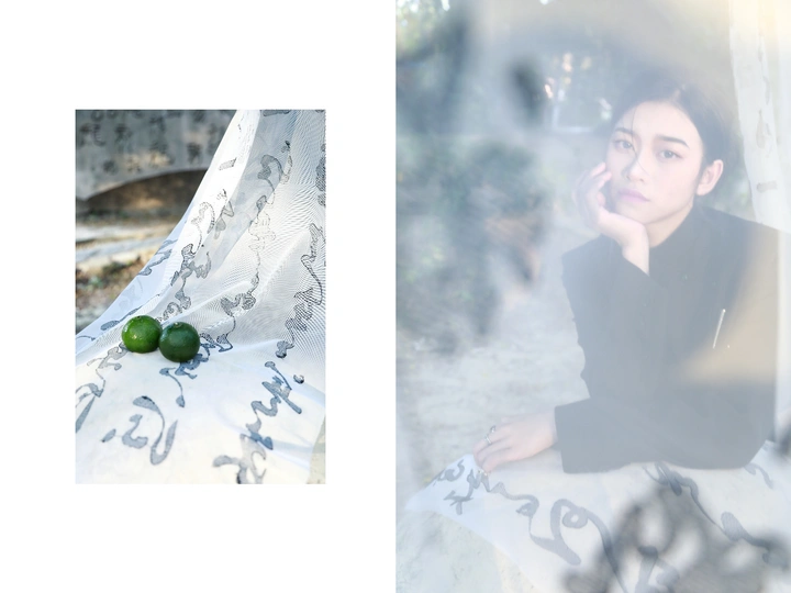 一个由照片组成的画面 一位女性坐在床的边缘 向外面的窗户看 窗台上有一个绿色的水果。