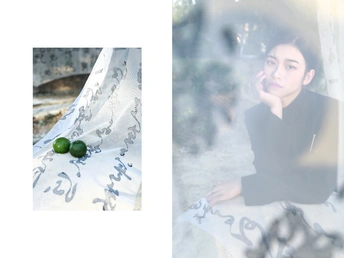 一个由照片组成的画面 一位女性坐在床的边缘 向外面的窗户看 窗台上有一个绿色的水果。