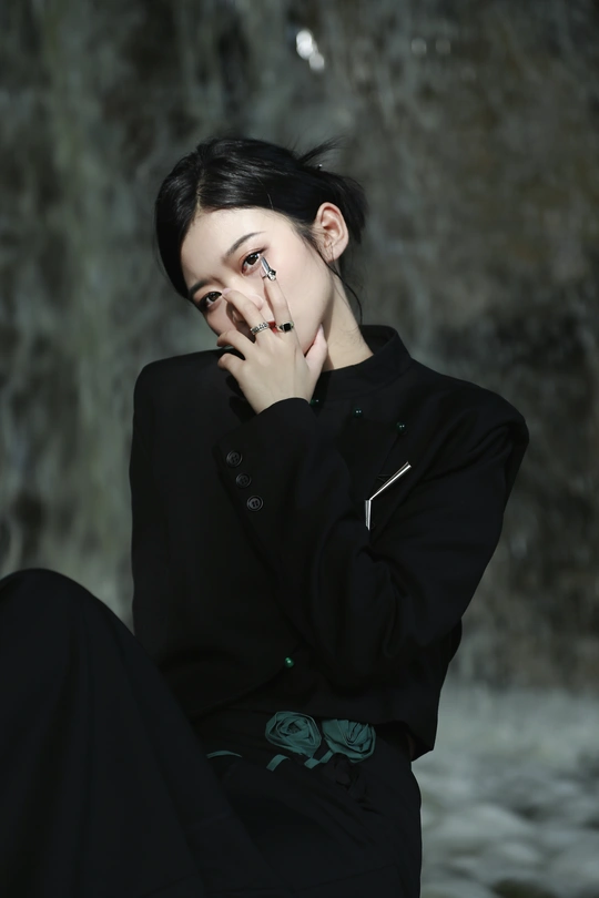 手持香烟的年轻女子肖像