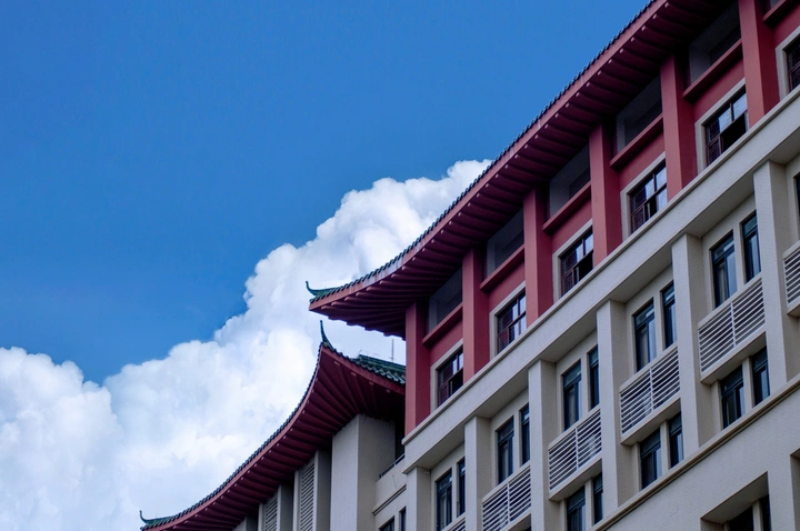 蓝天下建筑物的低角度视图