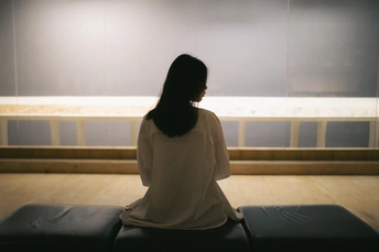 一个坐在空房间里的女人