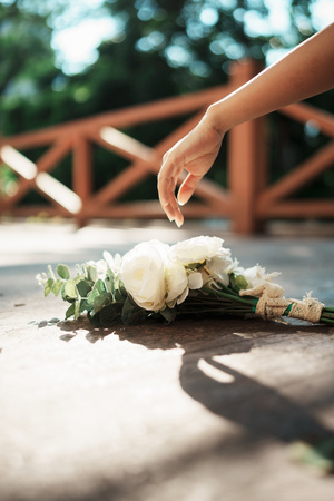 捧着白色玫瑰花束的新娘