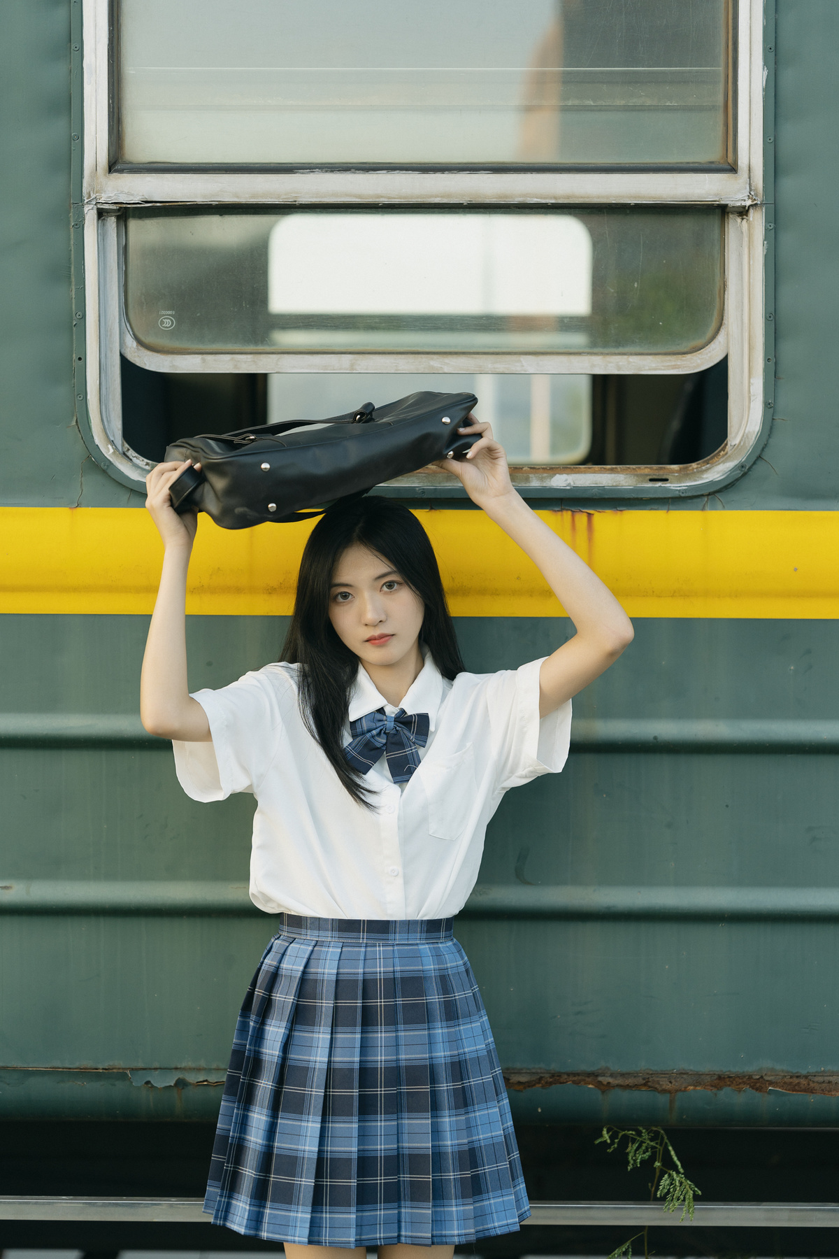 一名穿着制服的年轻女子将头伸在火车前