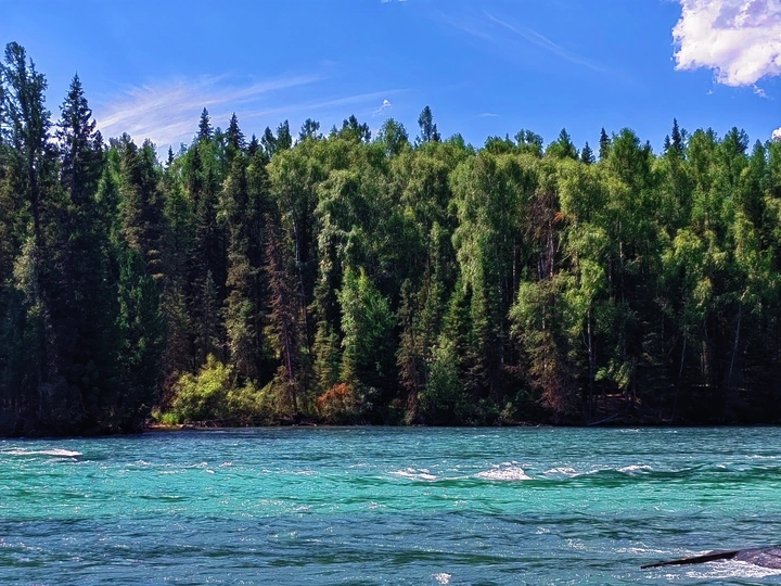 河上的蓝色水域中的一艘船