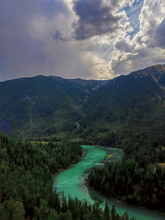 美丽的山谷 绿树成荫 蓝色的水
