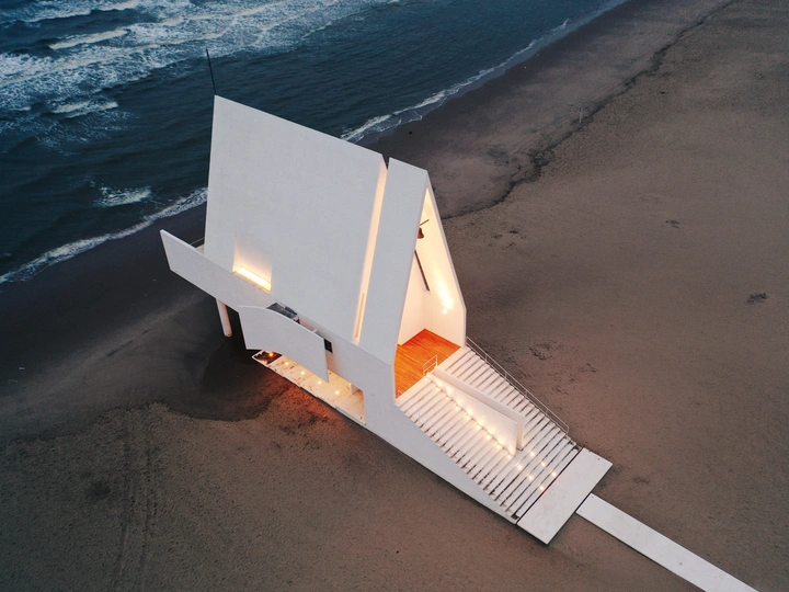 海滩上的一所房子晚上亮了起来