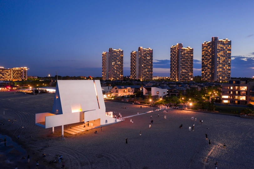 夜晚海滩上挤满了人的大城市