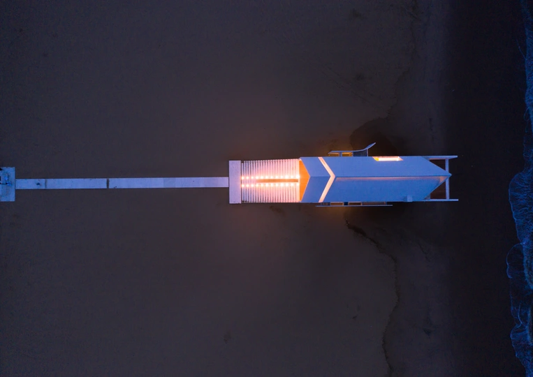 街道上方电线杆上的蓝色路灯