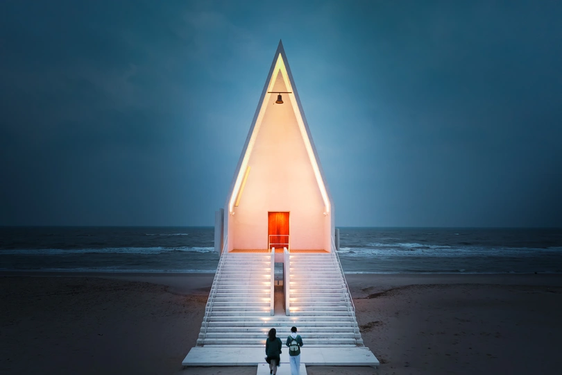 晚上 几个人走上台阶 来到海滩上一座灯火通明的教堂