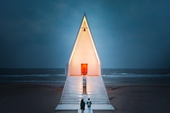 晚上 几个人走上台阶 来到海滩上一座灯火通明的教堂