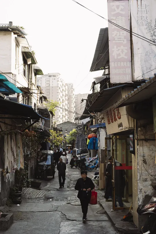 城市中的狭窄小巷 人们沿着街道走