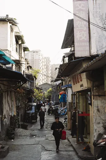 城市中的狭窄小巷 人们沿着街道走