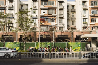 一个拥有高楼大厦的城市 一辆公交车在街上行驶。