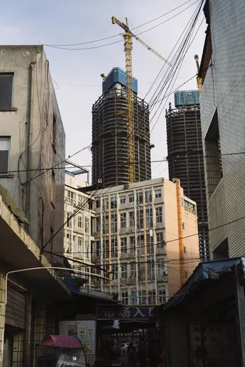 繁忙的街道上 有正在建造的高楼大厦。