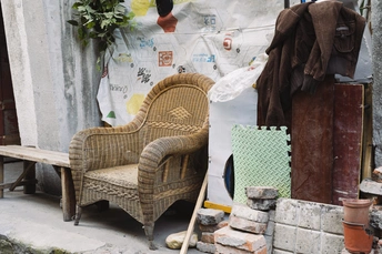 一把椅子和一张长凳坐在建筑物外面