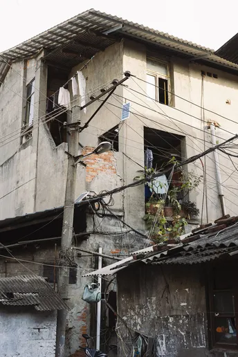 城市街道的一座老房子