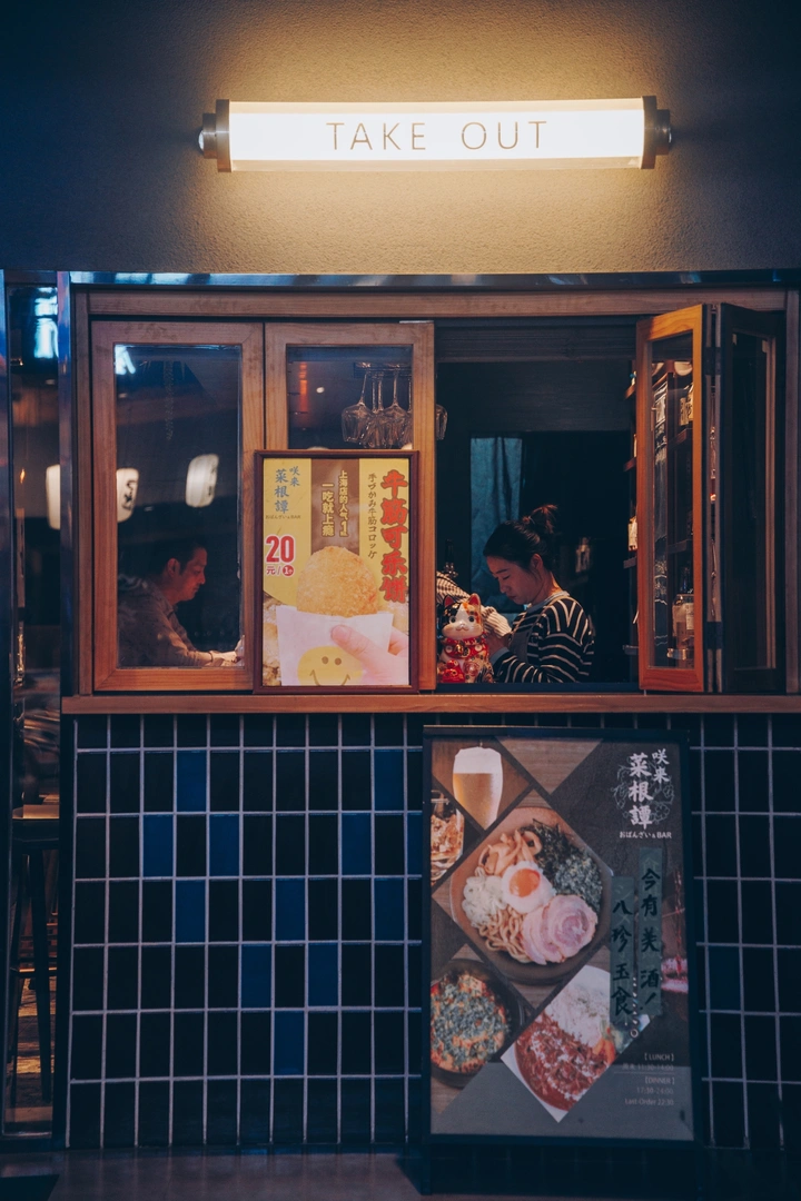 淮海街上的小酒馆旁走一走