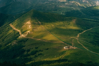 远处的绿色山谷和山脉的 aerial view