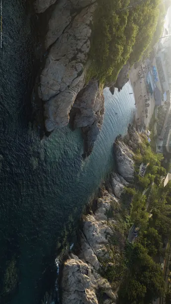 临水悬崖上的城市