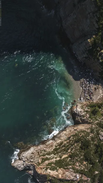 站在悬崖上俯瞰水域的一群人
