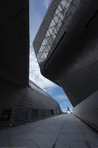 一个人正在 skateboard 旁边的大型建筑