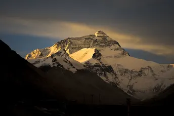 雪山上夕阳西下
