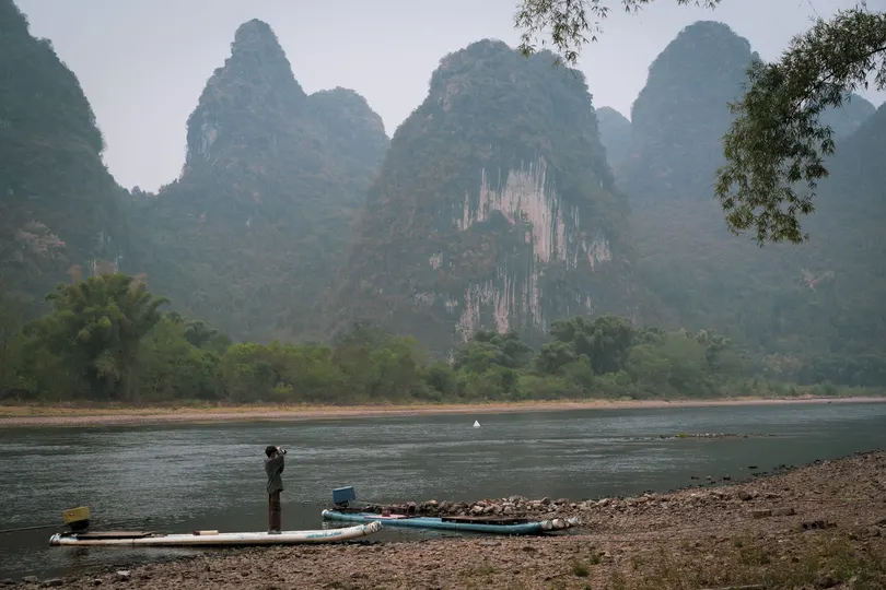 河岸边的一艘小船
