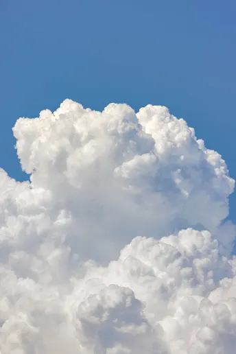 一架飞机在蓝天上飞翔 周围有白云。