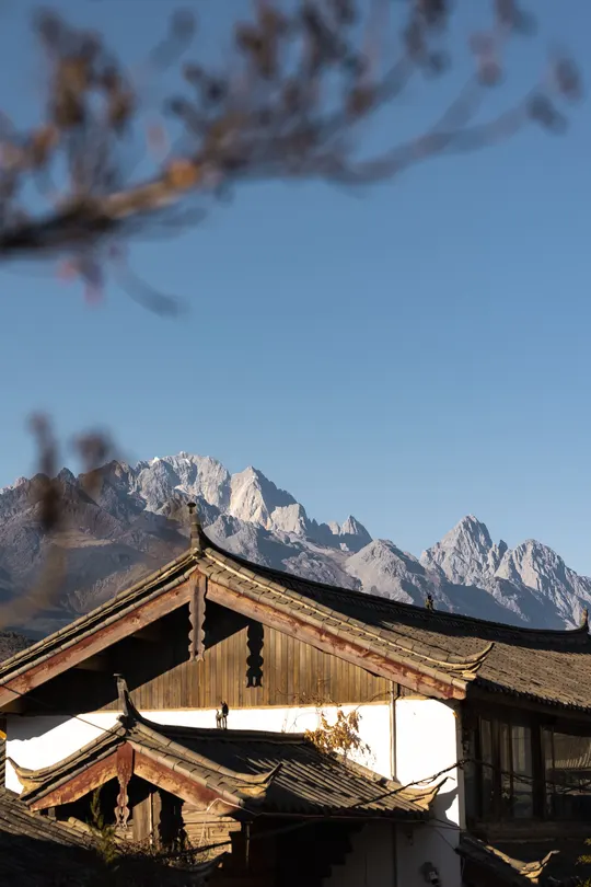 传统村落的一座老房子 背景是积雪的山峰。