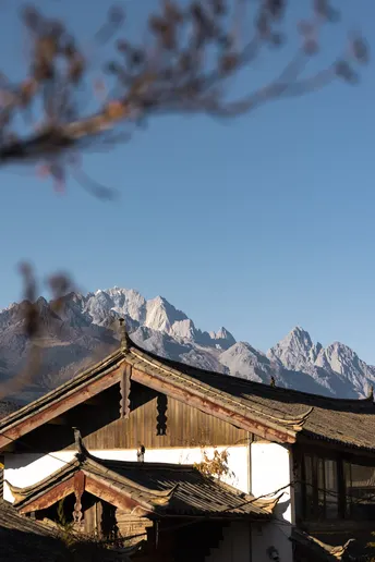 传统村落的一座老房子 背景是积雪的山峰。