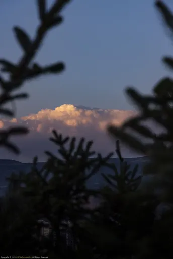 天空中有云 远处有山 日落