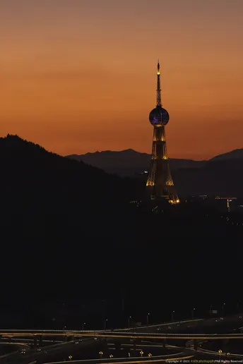 夕阳下的城市或日落时分的城市 太阳落山时越过山峦