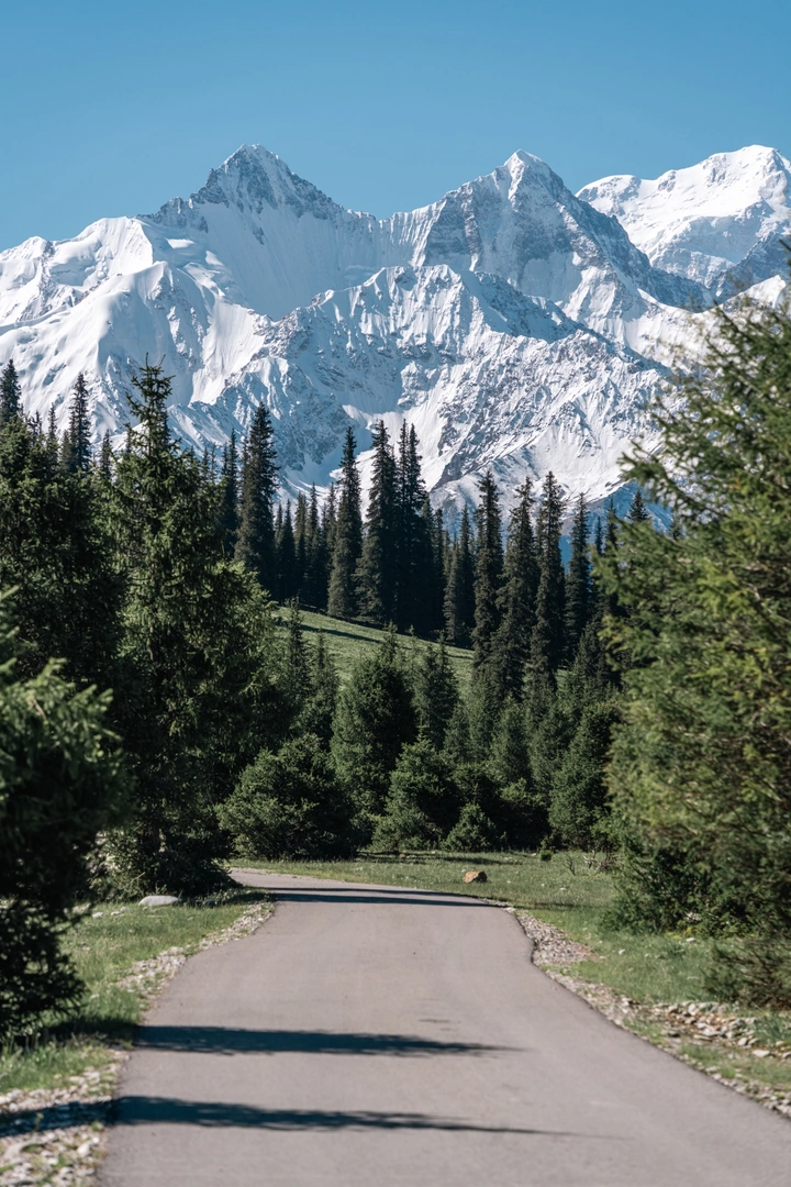 雪山下的小路