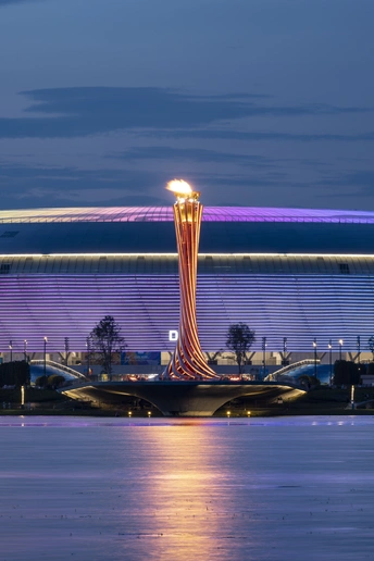 夜晚点亮的城市 有水中的塔。