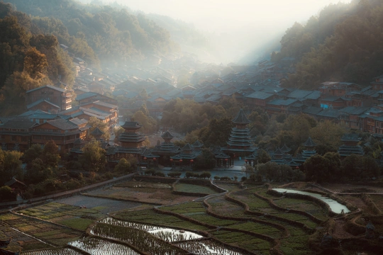 一个小村庄坐落在山间