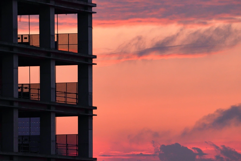天空中有粉红色云朵的高楼