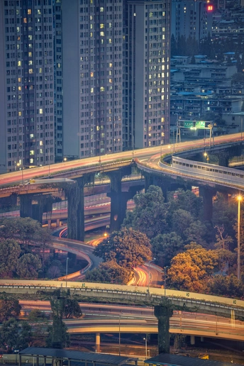 夜晚的大城市 高楼林立 交通繁忙